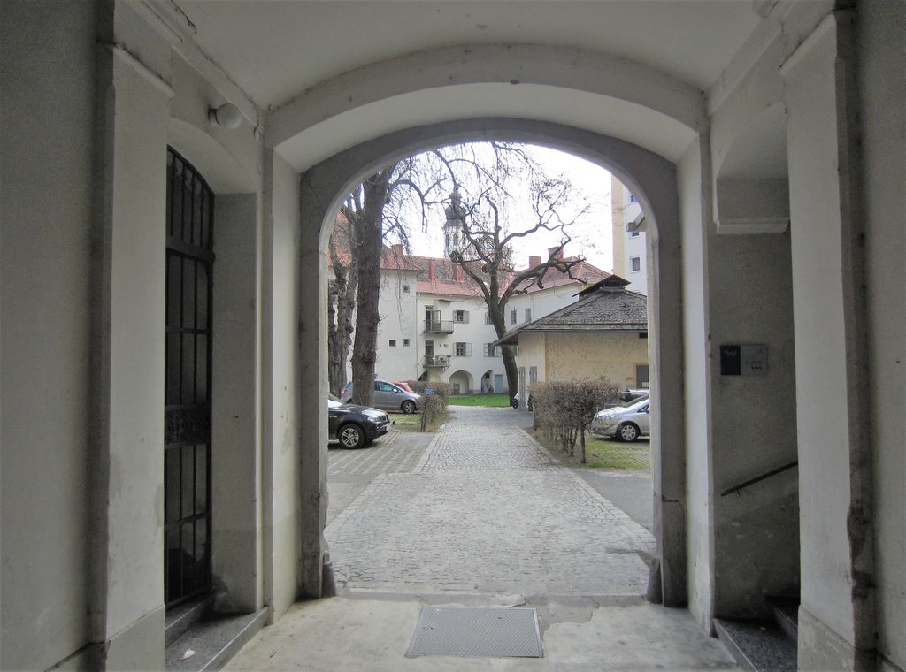 Datei:Bürgerspital von Annenstraße.JPG