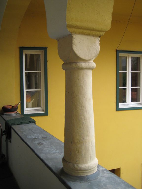 Datei:Münzgrabenstraße 8, Säule.jpg