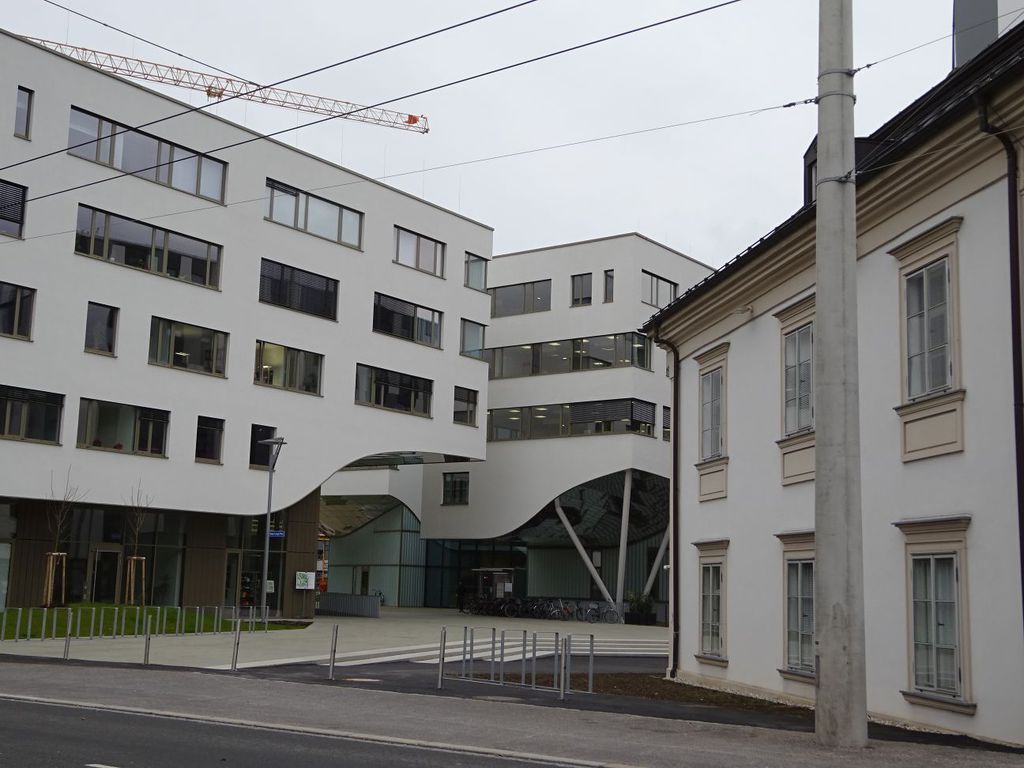 Datei:Paracelsusuniversität und Umgebung 3.JPG