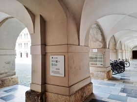 Pfeiler-Arkaden im großen Hof - 2023