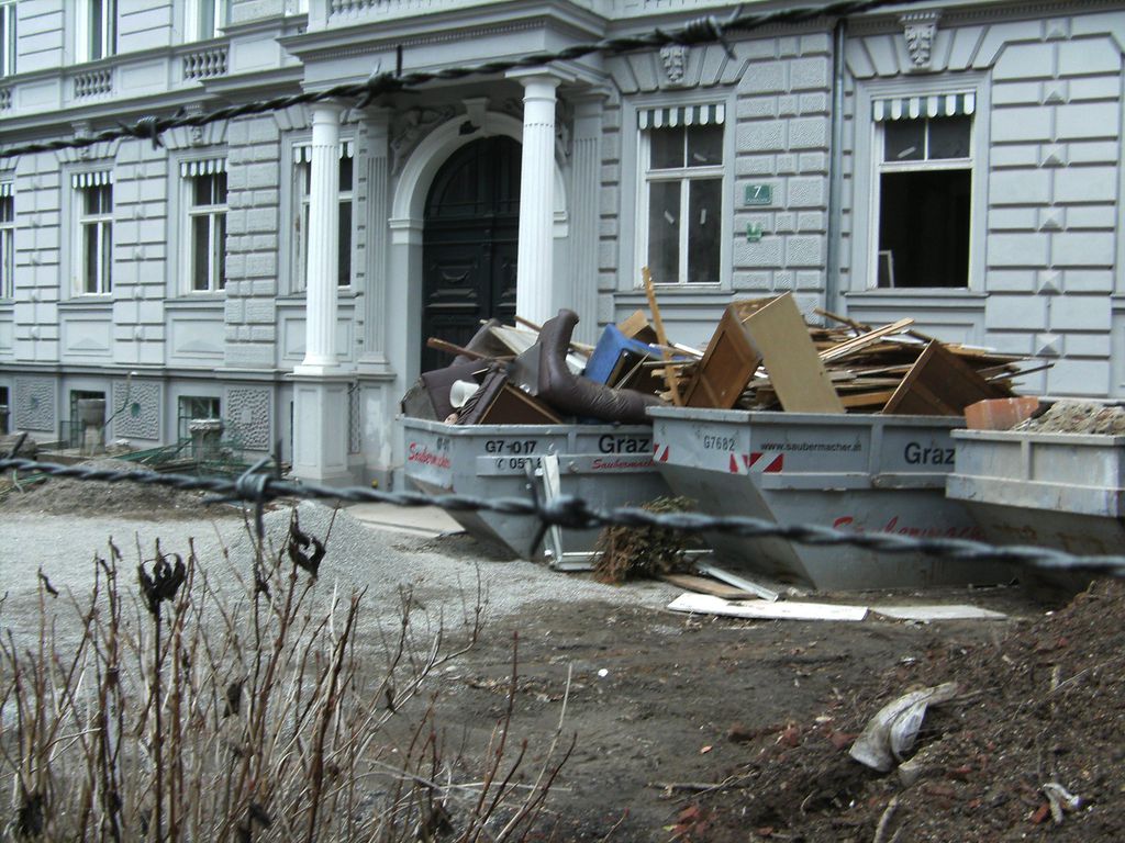 Datei:Parkstraße 7, Vorgarten zerstört.JPG