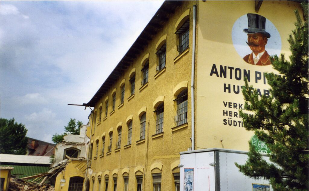 Datei:Karlauer Straße 26, Hutfabrik.jpg