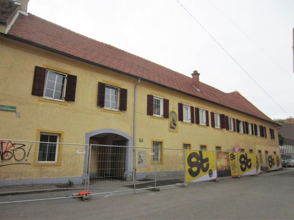 Datei:Grenadiergasse 30, Ostfront.JPG