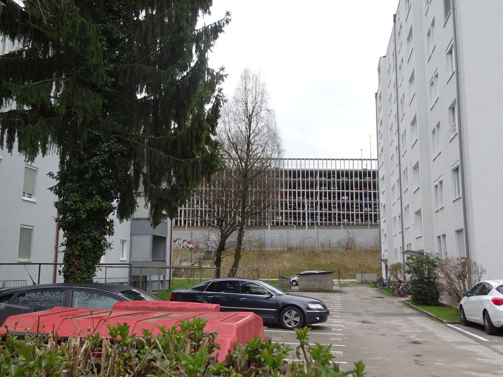 Datei:Paracelsusuniversität und Umgebung 6.JPG
