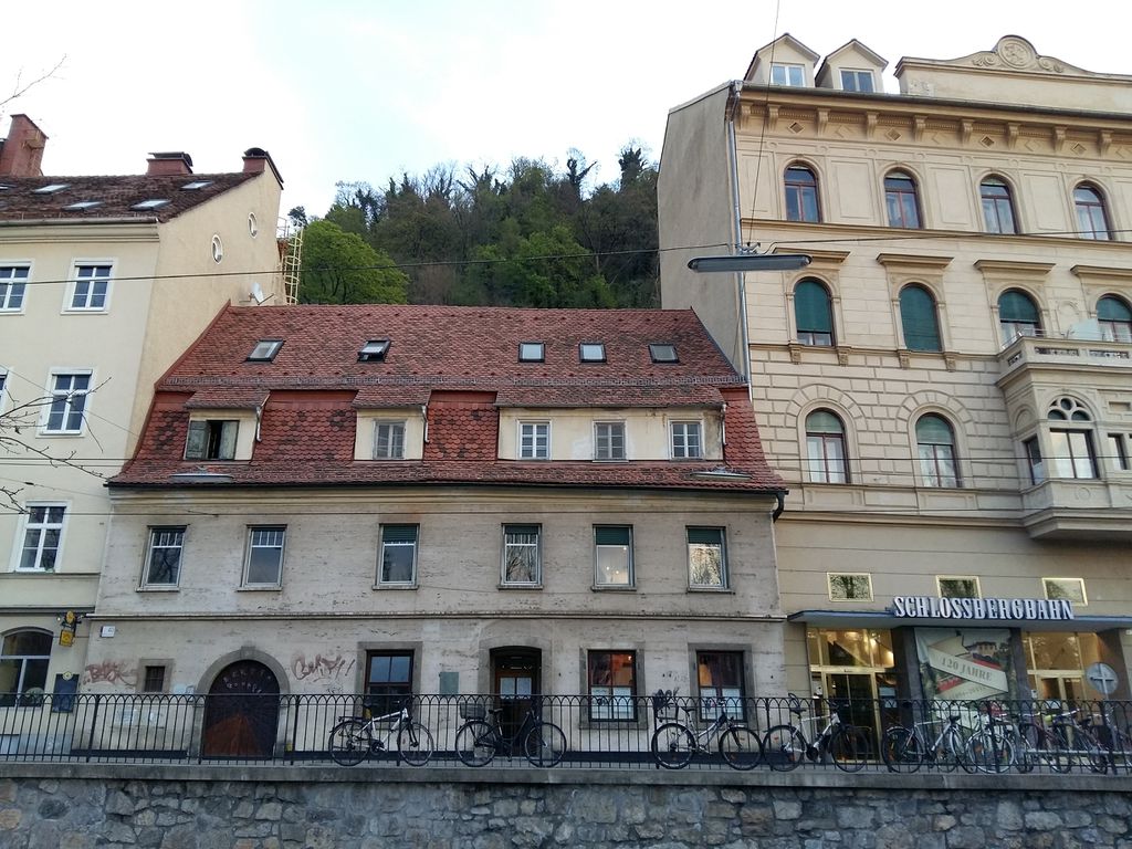 Datei:Kaiser-Franz-Josef-Kai 40 2.jpg