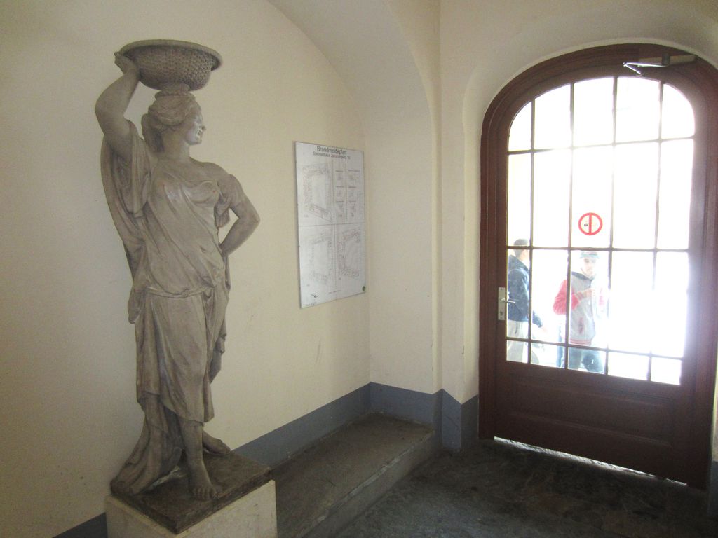 Datei:Jakominiplatz 16, Statue im Aufgang.JPG