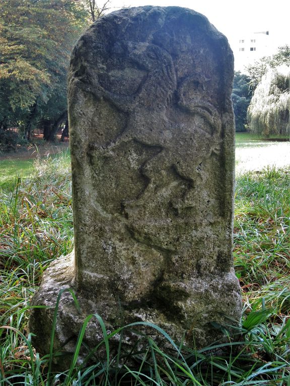 Datei:Aigner-Rollett-Allee, Burgfriedstein 6 d.JPG