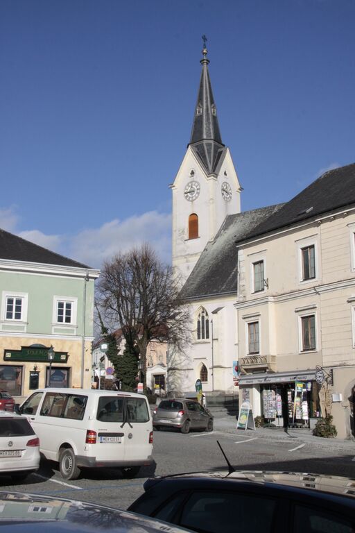 Datei:Hauptplatz mit kirche.JPG
