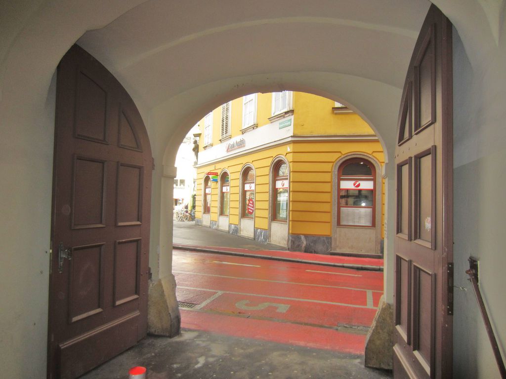 Datei:Jakominiplatz 16, Einfahrt Ost.JPG