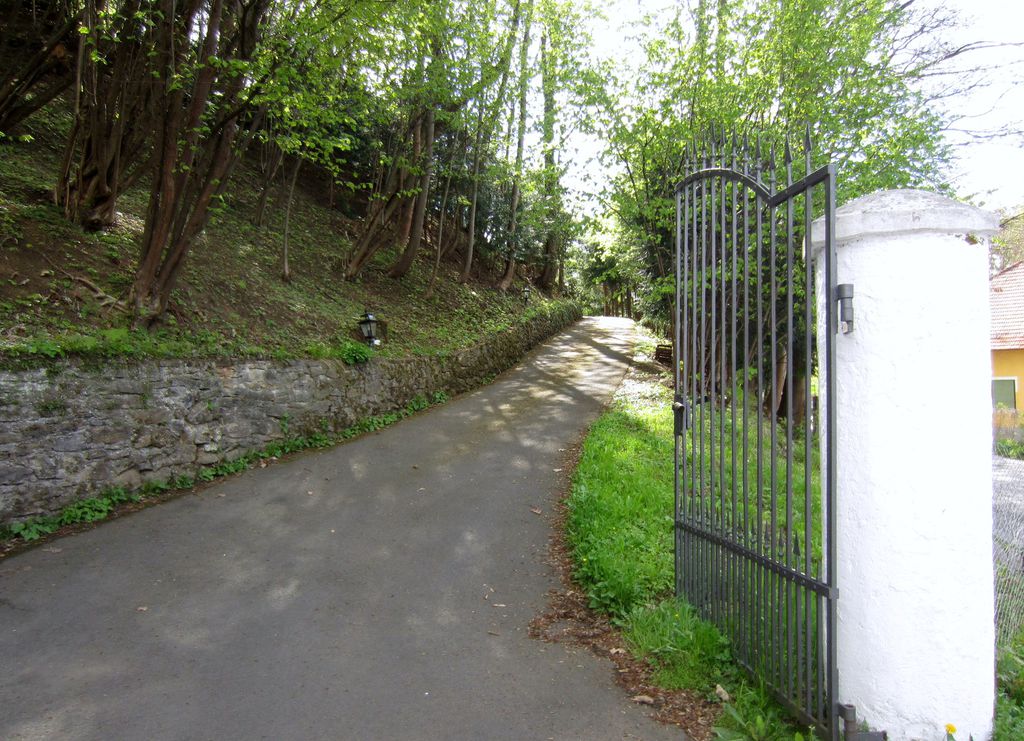 Datei:Andritzer Reichsstraße 8, Einfahrt.JPG