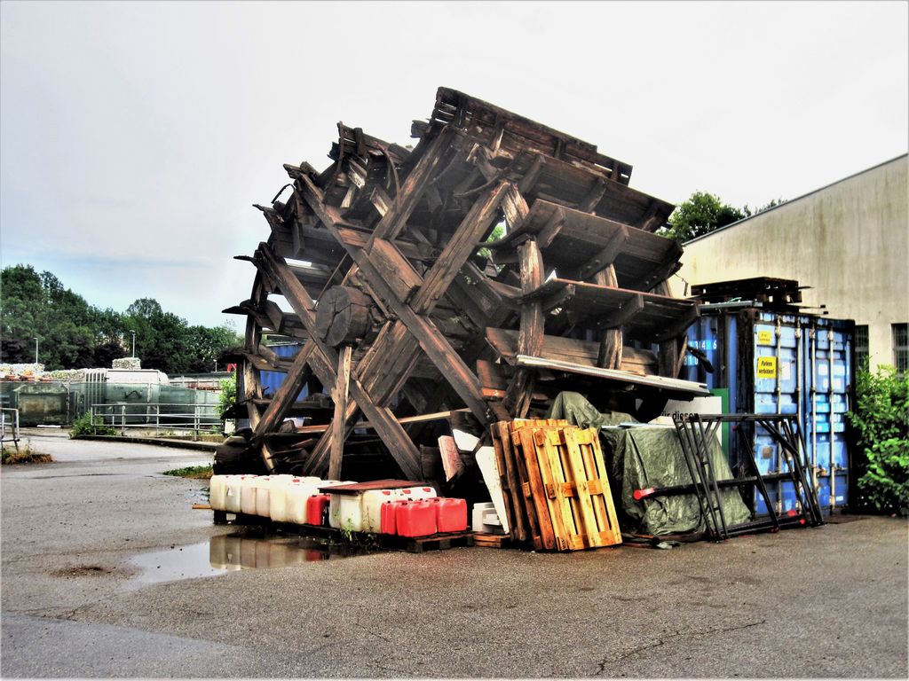 Datei:Puchstraße 15, Mühlrad.JPG