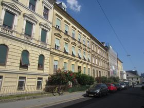 Anzengrubergasse 13-17, Vorgärten.JPG