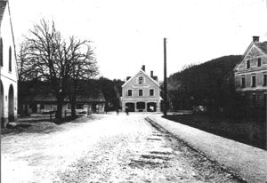 Sicht vom Stukitzbad Richtung Ziegelstraße - hier ist das niedrige Gebäude links hinter dem Baum im Bild, das markante Gebäude in der Bildmitte ist die Andritzer Reichsstraße 26
