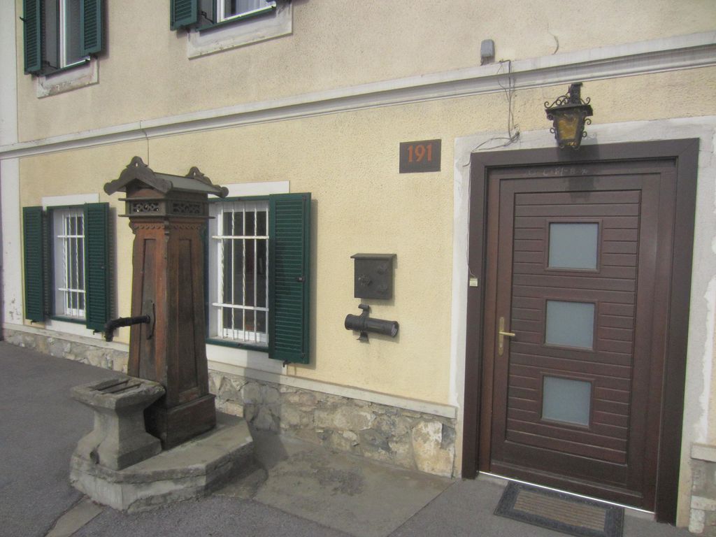 Datei:St.-Peter-Hauptstraße 191, Brunnen a.JPG