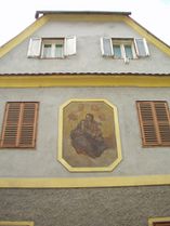 Fassade mit Madonnen-Fresko