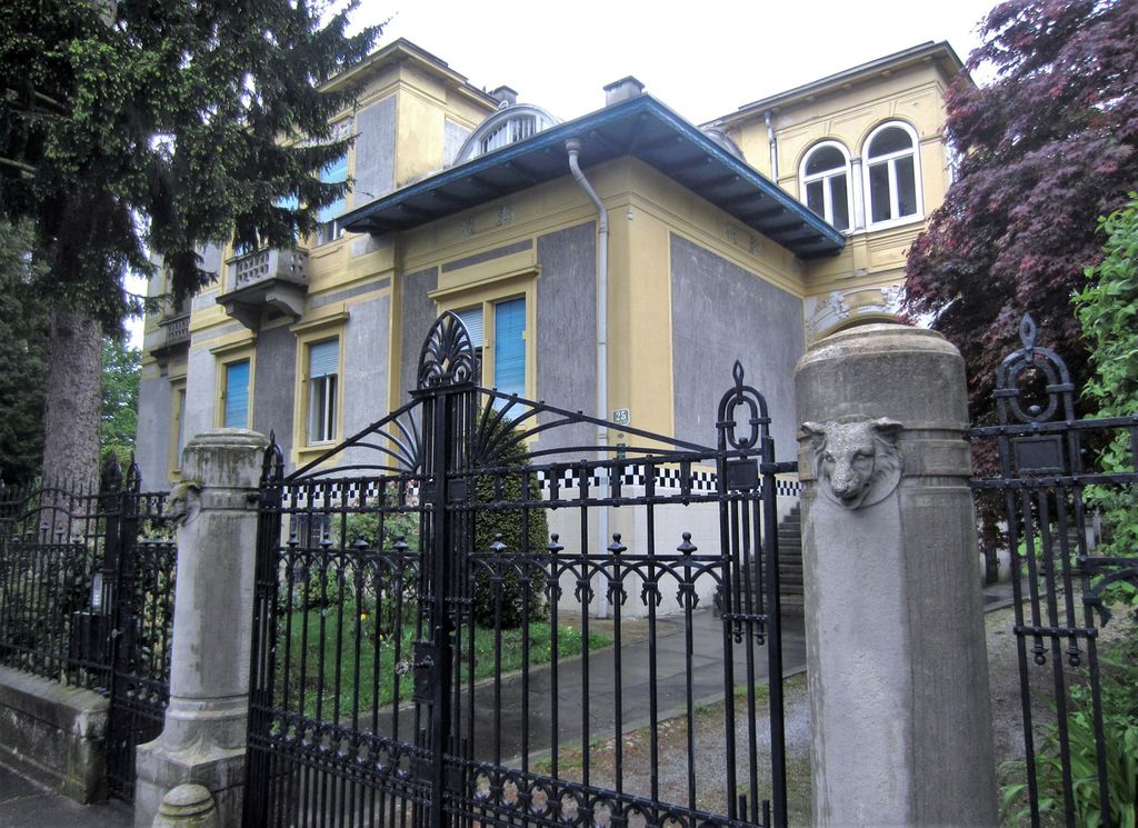 Datei:Johann-Fux-Gasse 25, Einfahrt.JPG