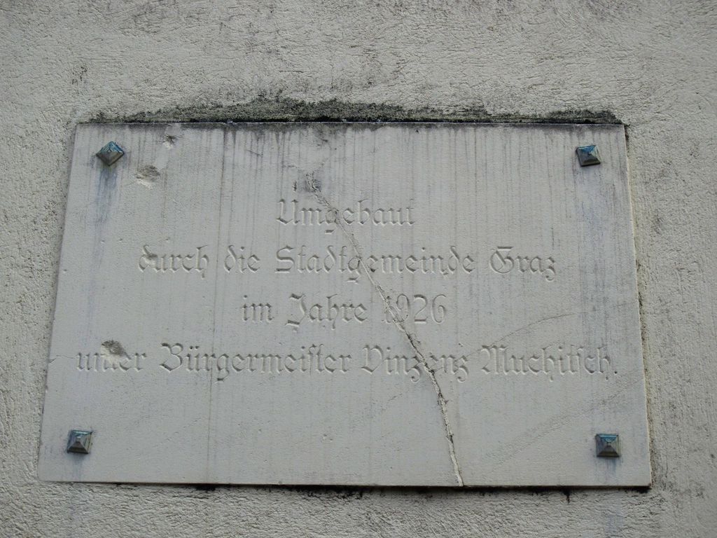 Datei:Schrödingerstraße 30, Muchitsch-Tafel.JPG